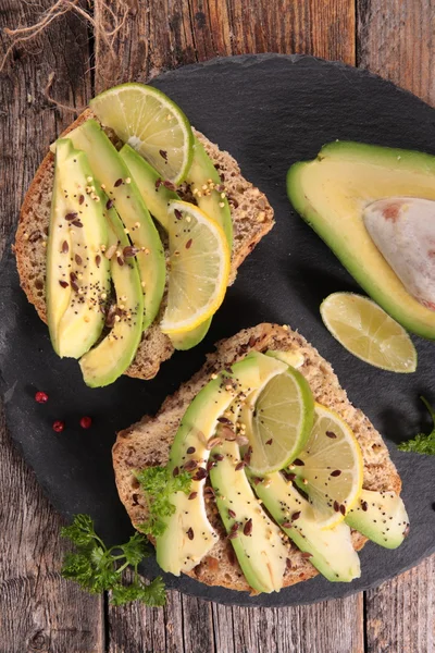 Vejetaryen avokado sandviç