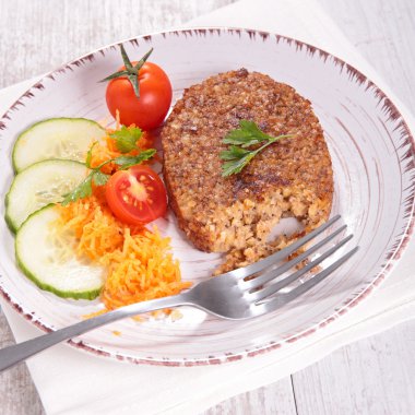 Vejetaryen burger ve salata