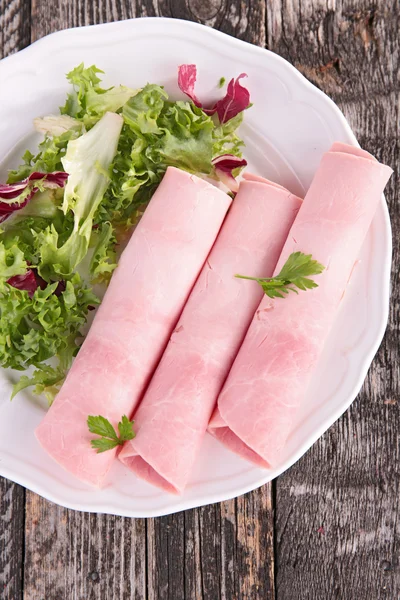 Skivad skinka och sallad — Stockfoto