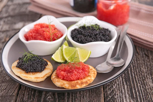 Canapé com caviar preto e vermelho — Fotografia de Stock