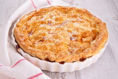 sığır eti ve sebze ile pasta