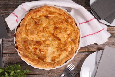 sığır eti ve sebze ile pasta