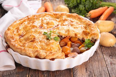 sığır eti ve sebze ile pasta