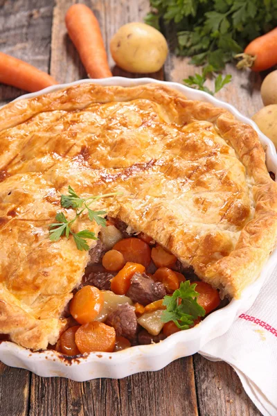 Torta com carne bovina e legumes — Fotografia de Stock