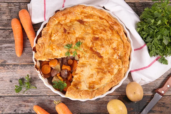 Pie with beef and vegetables — Stock Photo, Image