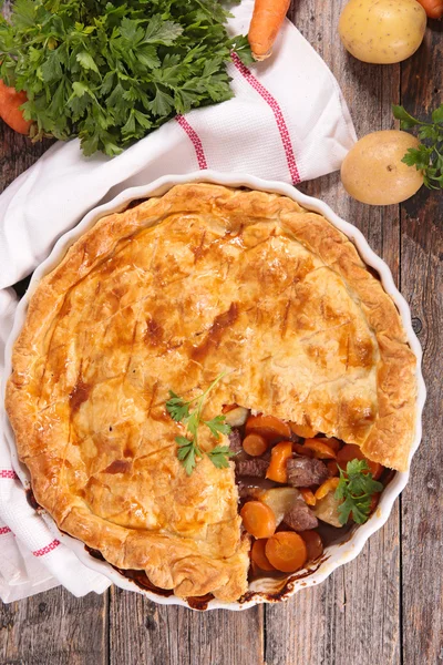 Pie with beef and vegetables — Stock Photo, Image