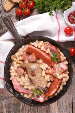 geleneksel Fransız yemek cassoulet