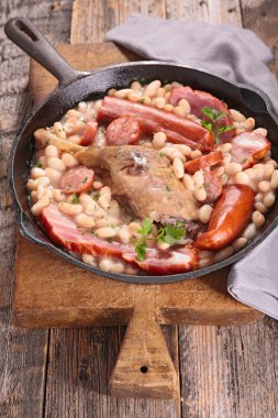 traditional french meal cassoulet clipart