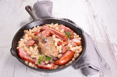 geleneksel Fransız yemek cassoulet
