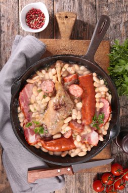 geleneksel Fransız yemek cassoulet