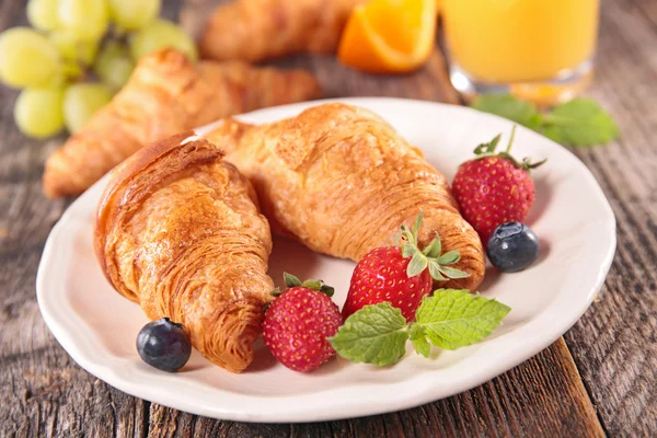 Croissants with fresh berries — Stock Photo, Image