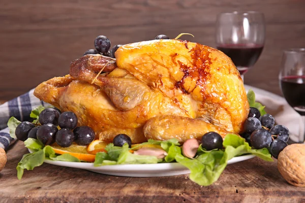 Roast chicken with grapes — Stock Photo, Image