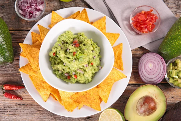 Guacamole con tortilla chips — Foto Stock