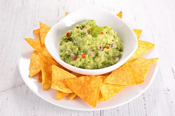 Guacamole s tortilla chipsy — Stock fotografie