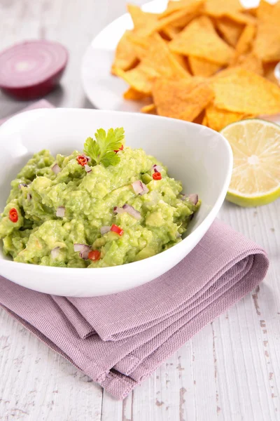 Guacamole tortilla chipstel — Stock Fotó