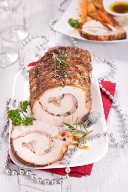 Noel'de domuz eti kızartma