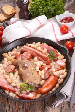 geleneksel Fransız yemek cassoulet