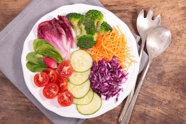 Ahududu ile sebze salatası