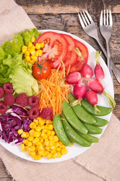 Vegetable salad with raspberries — Stock Photo, Image