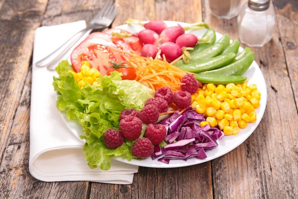 Zeleninový salát s malinami — Stock fotografie