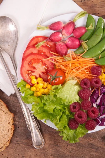 Ensalada de verduras con frambuesas — Foto de Stock