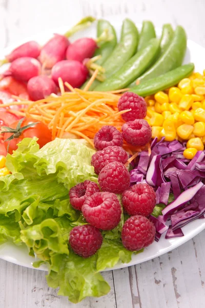 Ensalada de verduras con frambuesas —  Fotos de Stock