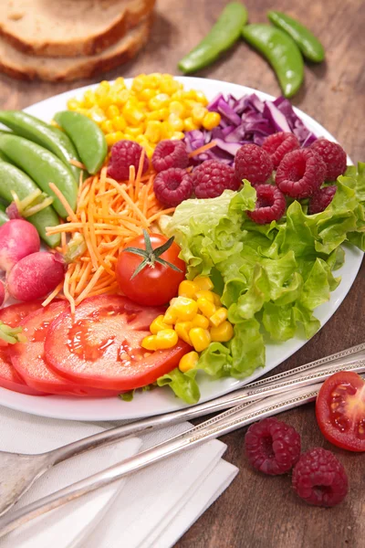 Gemüsesalat mit Himbeeren — Stockfoto