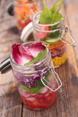 Gökkuşağı sebze salatası