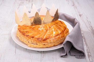 İsa'nın Doğuşu pasta taçlı