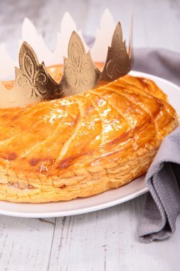 İsa'nın Doğuşu pasta taçlı