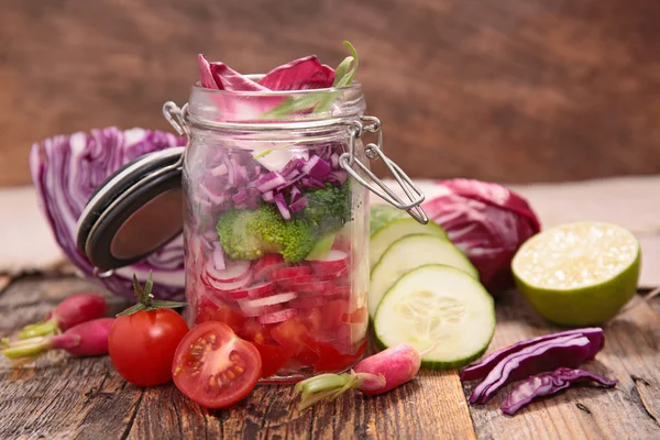 Салат из радужных овощей — стоковое фото