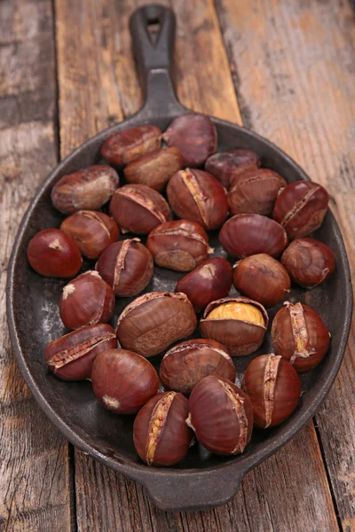 Castanhas assadas na frigideira — Fotografia de Stock