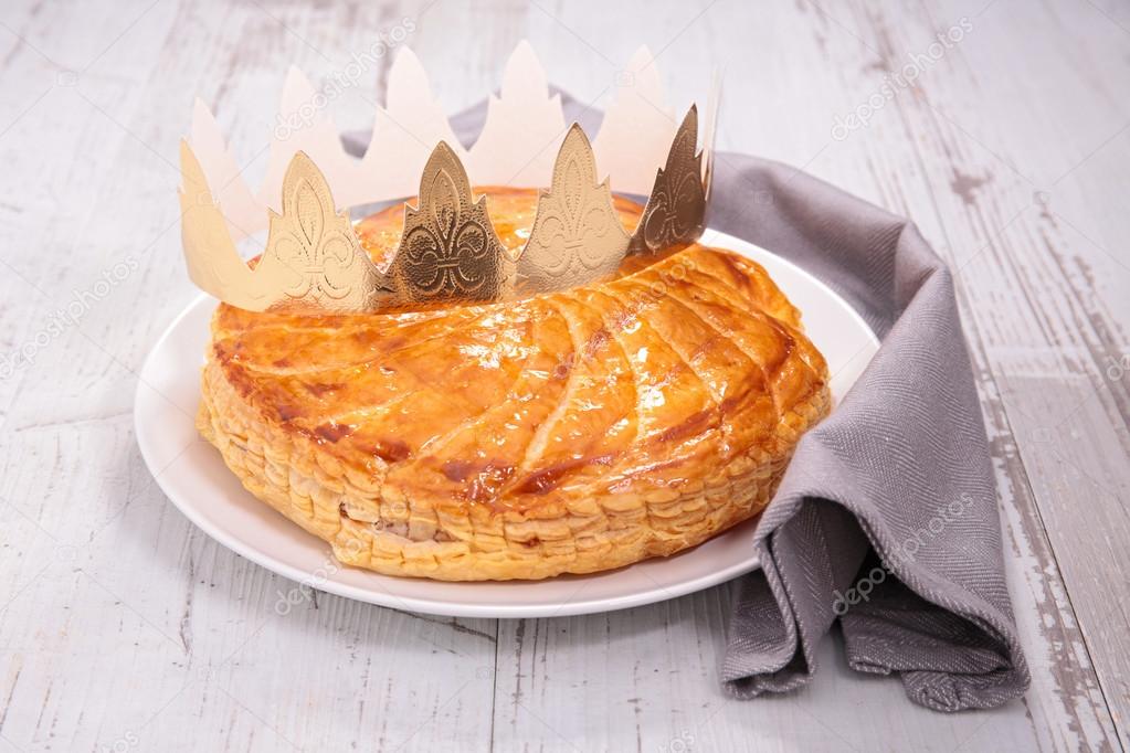 epiphany cake with crown