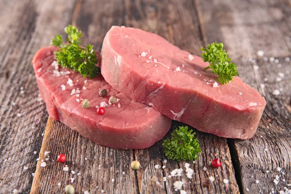 Bifes de carne crua — Fotografia de Stock