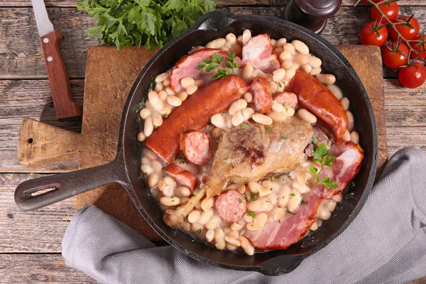 Cassoulet francez cu fasole și carne — Fotografie, imagine de stoc