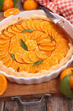 meyve ile ev yapımı narenciye tart