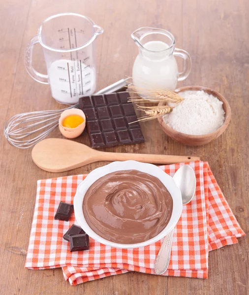 Chocolate cream with ingredients — Stock Photo, Image
