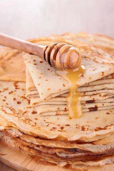 Pila di crepe con miele — Foto Stock