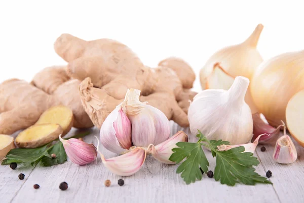 Zwiebeln, Ingwer und Knoblauch — Stockfoto