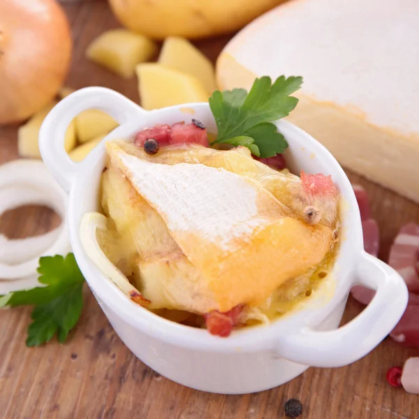 Peynir ve patates ile tartiflette — Stok fotoğraf