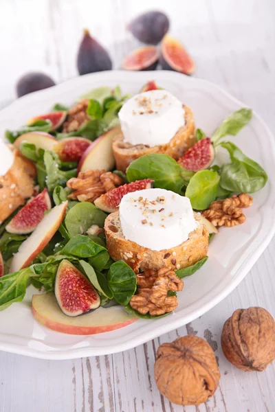 Vegetarian salad with figs and nuts — Stock Photo, Image