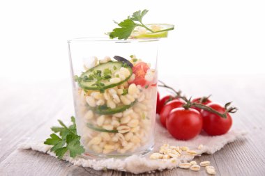 Vejetaryen arpa ve salatalık salatası