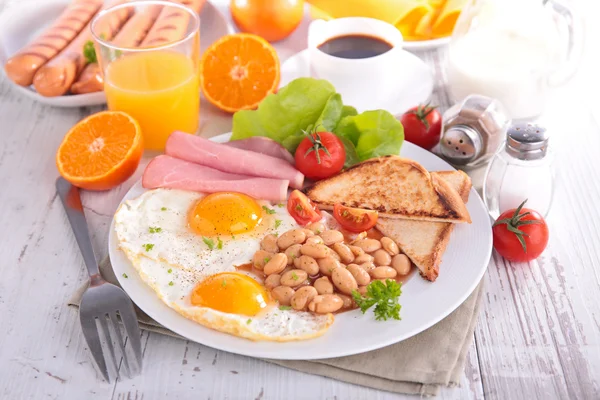 Desayuno tradicional con huevos fritos —  Fotos de Stock