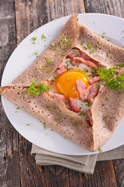 Crepe with egg and bacon — Stock Photo, Image