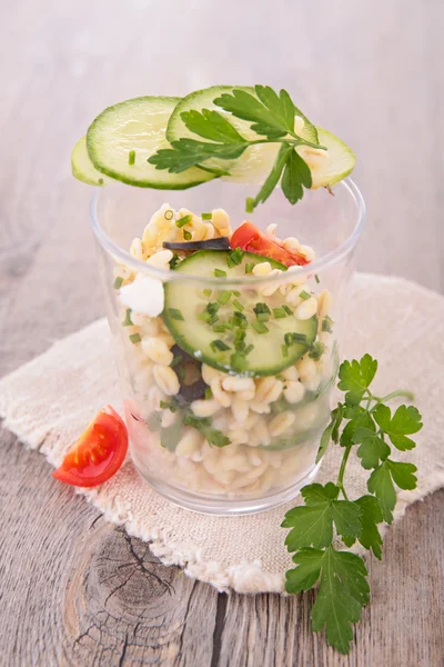 Vegetarische Salade met gerst en komkommers — Stockfoto