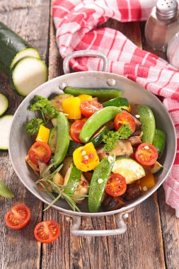 çeşitli kızarmış sebze