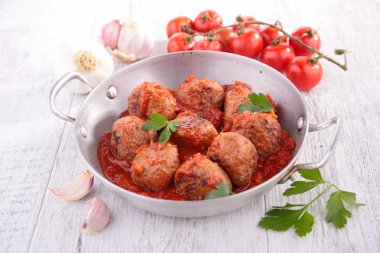 köfte ve domates sosu
