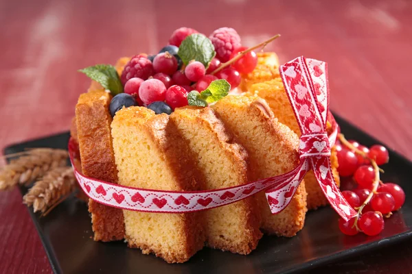 Bolo charlotte com frutas de baga — Fotografia de Stock