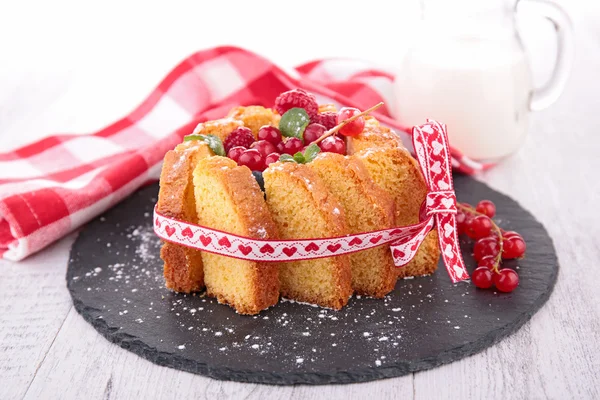 Bolo charlotte com frutas de baga — Fotografia de Stock