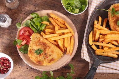 ekmekli et ve patates kızartması